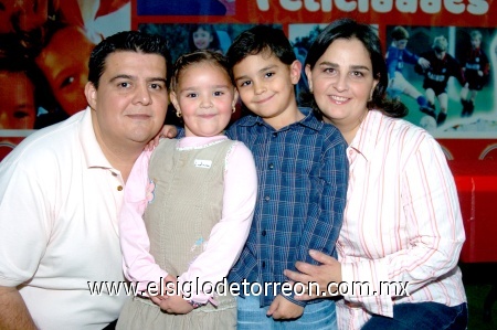 16112008
José Iza y Ludivina de Iza festejaron a sus hijos Ludivina y José Ángel al cumplir seis y siete años, respectivamente.