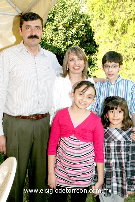 16112008
Juan Porfirio Isasi Siqueiros, Laura Torres de Isasi, Juan Porfirio Isasi Torres, Sara Lucía Isasi Torres e Isabel Zazueta Torres