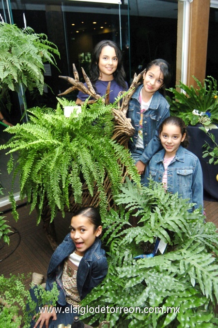 16112008
María Fernanda Escalera, Ana Lucía Fernández, Andrea Escalera y Marisa Mota, tras unos bellos helechos que resultaron ganadores en su género