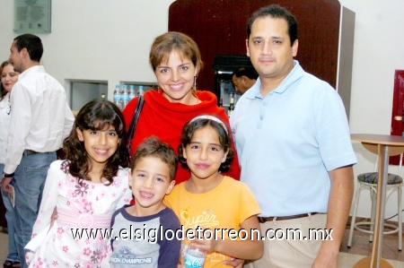 16112008
Miguel Ángel, Rosa Elena, Sofía, Miguel Ángel Jr. y Monserrat Romero