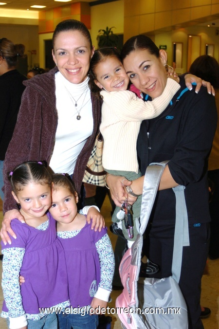16112008
Regina, Renata y Karla Bermeo, Begoña y Valeria Rodríguez.