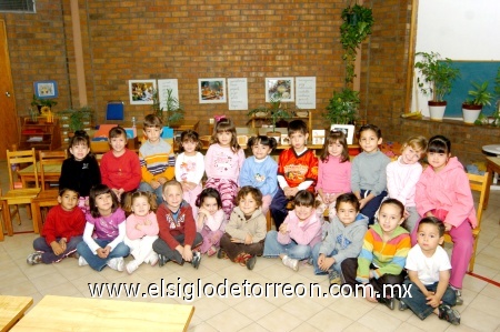 16112008
Romina Rodríguez acompañada de sus compañeritos de clase con motivo de su festejo de quinto aniversario.