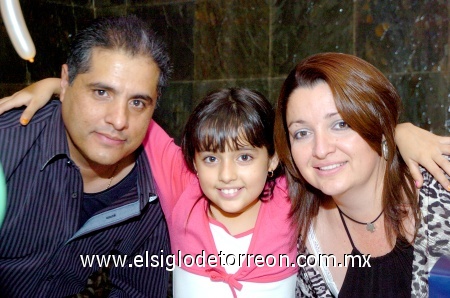 16112008
Sandra Marcela con sus padres Sergio Ramírez Martínez y Sandra Romo de Ramírez