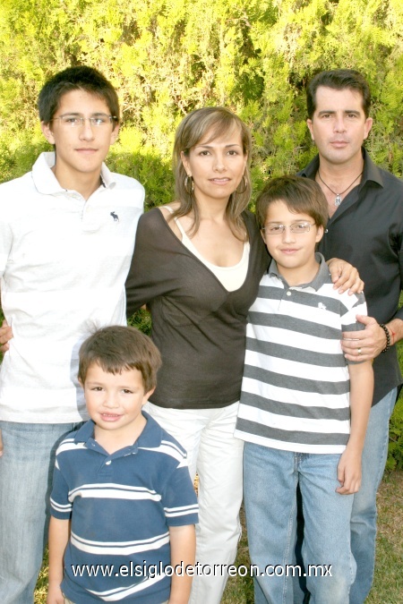 16112008
Sergio Villarreal, Tere Romo y Sergio, Jorge y Diego Villarreal Romo.