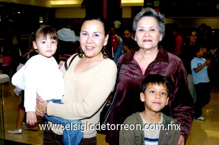 16112008
Susana de Anaya, Susana de García, Mary Gaby y Max García Anaya