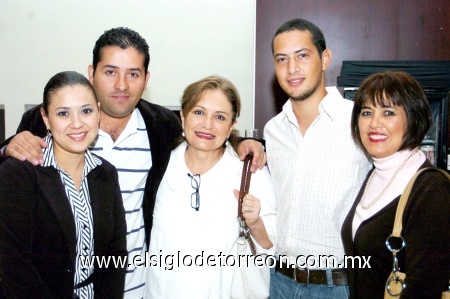 16112008
Armando y Marcela Barrón, Lety Olvera, Benjamín Bravo y Beatriz Olvera.