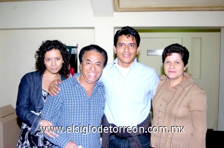 16112008
Claudia Espinoza, Mano Espinoza, Erón Vargas y María de Jesús García.