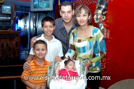 16112008
Mony acompañado de su familia esposa Arlette Anguiz y sus hijos Abner, Salvador y Arlette Monroy.