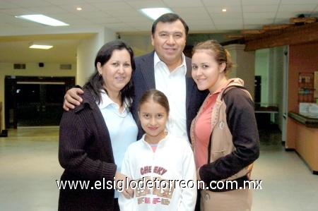 16112008
Olga Lilia Robles de Sandoval, Carlos Sandoval Martínez, Lorena y Karla Sandoval