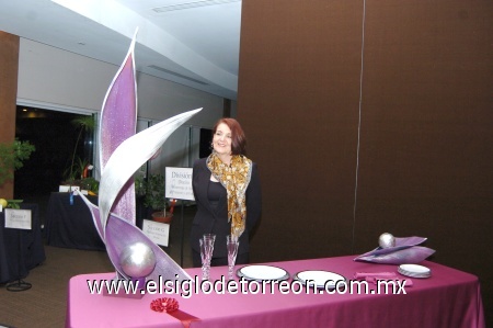 16112008
Rosa María de Granados, obtuvo el primer lugar y un rosetón en la categoría Mesa de Bufete Funcional.