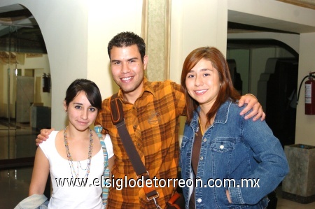 16112008
Sofía Vázquez, Érick Gutiérrez y Valeria Acosta