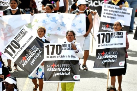 En El Salvador, Guatemala, República Dominicana, Costa Rica Nicaragua y Perú miles de mujeres marcharon para exigir investigación en los casos de 'feminicidios' y el fin de la violencia de género.