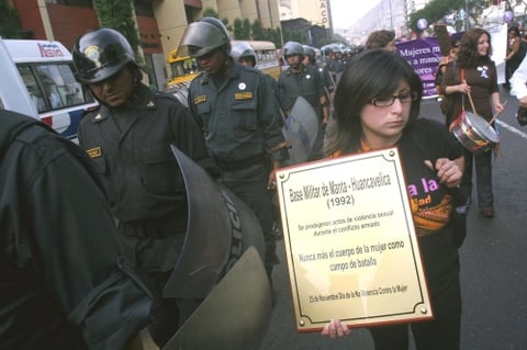 Los defensores de los derechos de las mujeres exhortaron al Gobierno federal mexicano a tipificar como delito el 'feminicidio' y a lanzar un protocolo especial de investigación para este tipo de casos.