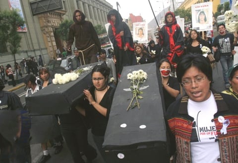 Las actividades para la conmemoración de este día incluyeron la presentación de informes sobre la violencia de género, marchas y protestas de centenares de féminas que exigieron un mayor compromiso de las autoridades para detener los crímenes y combatir la impunidad.