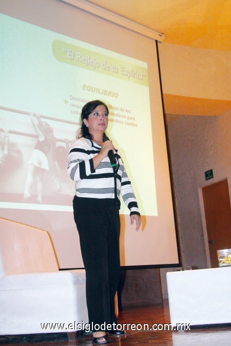 Proyecta su “espíritu”
Adriana Galván impartió la conferencia “El Reflejo de tu Espíritu”.
