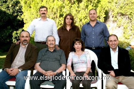 17112008
Don Porfirio junto a sus hijos Juan, Rafael, Fidel, José, Tatiana y Lourdes