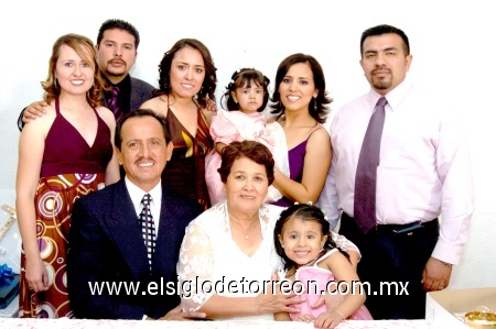 19112008
Nicolás Hernández y María Concepción Ruiz de Hernández junto a Mónica, Pavel y Claudia Hernández, Ana Sofía Jiménez, Sandra Hernández, Jaime Jiménez y Nicolás Hernández
