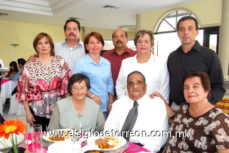 22112008
Ignacio Aguirre Linares y Margarita Moreno de Aguirre festejaron sus Bodas de Diamante junto a sus hijos Hilda, Eduardo, Nancy, Esperanza, Gustavo, Leticia y Carlos Aguirre Moreno
