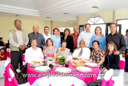 22112008
Ignacio y Margarita junto a Hilda y Marko, Esperanza, Gustavo y Oralia, Nancy y Enrique, Carlos y Martha, Leticia y Jesús, Eduardo y María Luisa