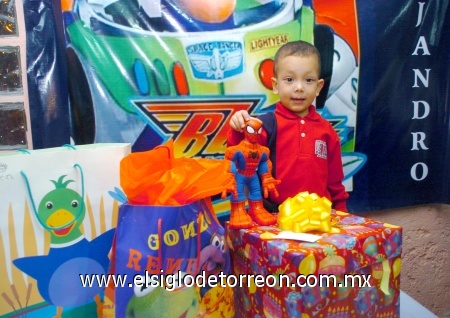 17112008
Alejandro Sotomayor Morales el día de su piñata con motivo de su tercer cumpleaños.