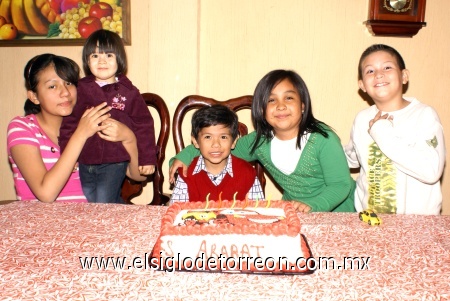 17112008
El cumpleañero con su hermana Jazmín y sus primos Nicole y María Fernanda y su amigo Adrián.