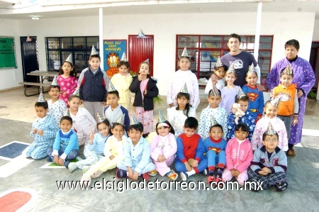 17112008
El festejado acompañado por sus compañeros y maestros del colegio.