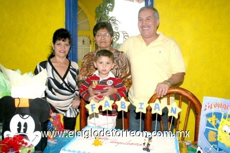 17112008
Fabián Echávarri Lares acompañado en su fiesta de tercer cumpleaños por sus abuelitos Ramón Lares, Cristina Ortiz y Soledad Marentis