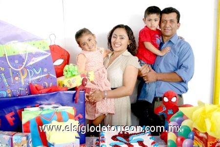 17112008
Sergio de Santos y Érika Meraz organizaron un convivio para su hijo Juan Francisco por sus tres años de edad, lo acompaña su hermanita Andrea