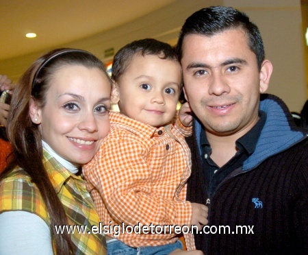 19112008
Diana Escárcega, Dieguito y Alberto Sierra