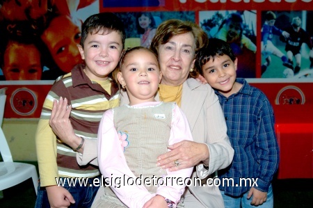 20112008
Leticia Ancira de Leal junto a sus nietos Eduardo Ramos Leal, Ludivina y José Ángel Iza Leal