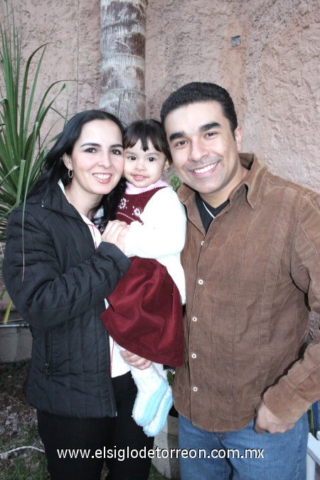 21112008
Astrid Villarreal Becerra acompañada de sus papás Lupita Becerra Padilla y Miguel Ángel Villarreal