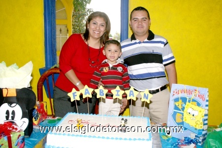 21112008
Divertida fiesta de tercer cumpleaños tuvo Fabián Echávarri Lares, quien luce acompañado de sus papás Fabián Echávarri y Alma Lares de Echávarri