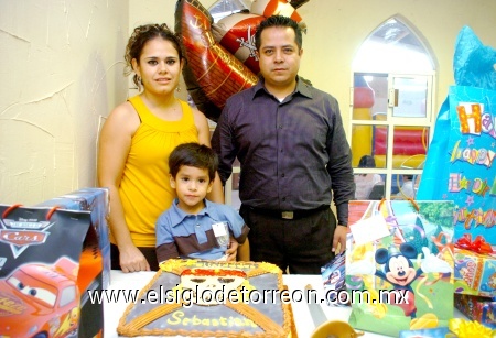 21112008
Jorge Luis Medina y Elizabeth García con su hijo Jorge Sebastián Medina García, el día que cumplió tres años de edad