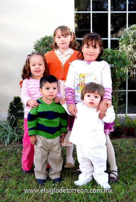 23112008
Frida y Eduardo Rubio Jasso, Paloma, Celina y Ángel Schumm Jasso.