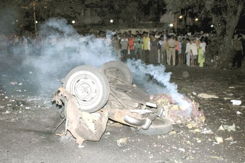 El motivo de los ataques no estaba claro de inmediato, pero Mumbai ha sido blanco frecuente de ataques terroristas atribuidos a extremistas islámicos, incluyendo una serie de explosiones que mataron a 187 personas en julio del 2007.