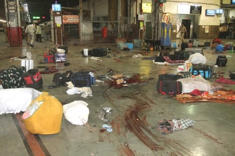 Grupos de hombres fuertemente armados atacaron hoteles de lujo, un restaurante y una terminal ferroviaria atestada en por lo menos siete ataques coordinados que dejaron unos 119 muertos y 288 heridos en la capital financiera de la India.
