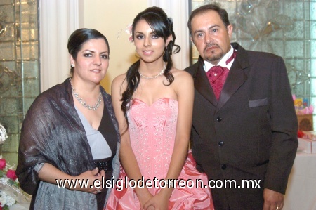 17112008
Rosa Alí Monárrez Casas con sus padres Rosa del Carmen Casas de Monárrez y José Manuel Monárrez Castañeda.