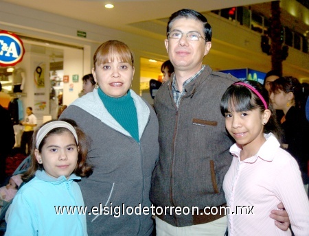 19112008
Denisse Díaz de León, Tarley López, Joaquín y Astrid Díaz de León