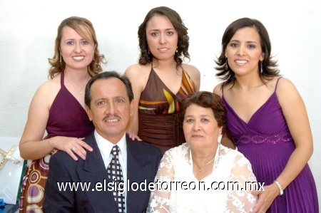 19112008
Los festejados acompañados de sus hijas Sandra Natalia, Claudia Myriam y Mónica María Hernández Ruiz