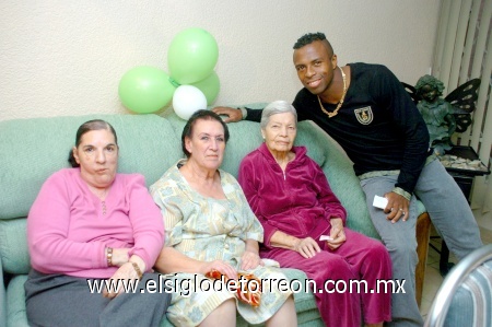 21112008
Naime Bame Richo, Olga Castillo y Enriqueta Jaramillo, con el jugador del Santos Laguna, Cristian Benítez en su visita a la Estancia Más Vida