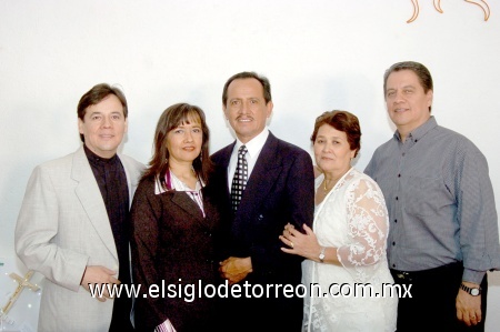 23112008
Juan Manuel, Laura Isabel y Gerardo Hernández acompañaron a Nicolás Hernández y María Concepción Ruiz de Hernández en su celebración de 35 años de matrimonio