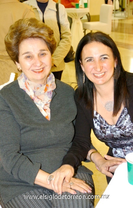 23112008
Pilar M. de González y Maribel G. de Saldaña