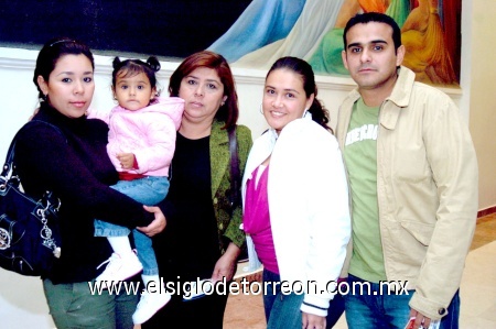 23112008
Tere Salazar, Isabella Rosas, Tere Ramírez, Maru Quintero y Ricardo Rojas.