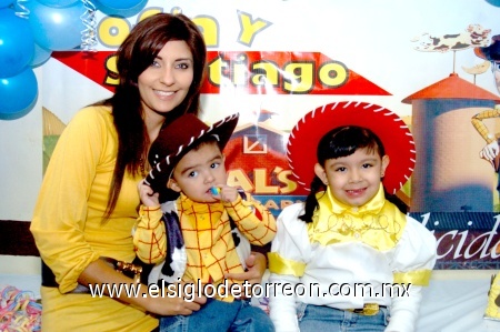 23112008
Los cumpleañeros acompañados de su mamá Laura Eunice Torres.