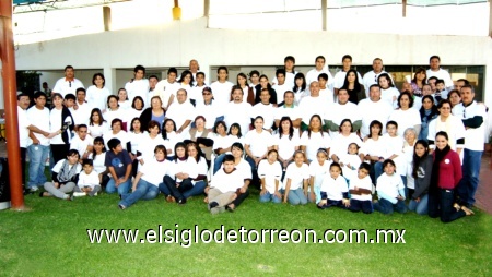 23112008
Integrantes de la familia Muñoz en su convención anual realizada en una quinta de la localidad