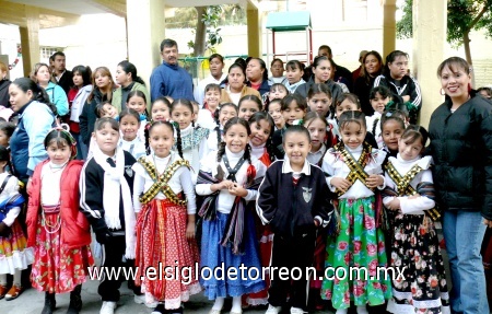 23112008
Grupo de alumnas de la primaria Alfonso Rodríguez en el desfile de La Revolución