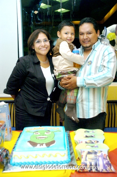 23112008
José Diego acompañado de sus papás Rosa María Vázquez y José Cruz Juárez.