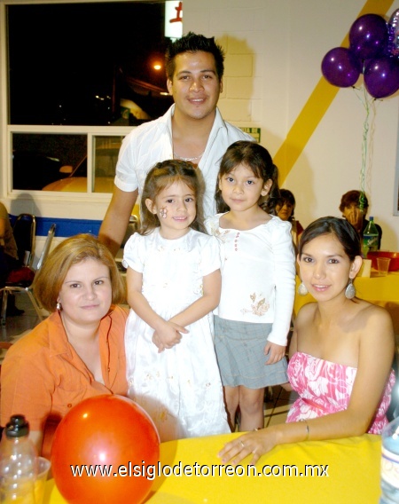 23112008
Rolando Grijalva, Cinthia Guerrero, Rosario Cid de Rivera, Stephanie Cid de Rivera y Yuztra Grijalva