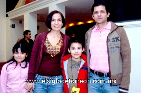 23112008
Andrea Vázquez Escamilla, Ángeles de Vázquez Escamilla, Arturo Vázquez Escamilla y Arturo Vázquez Martínez