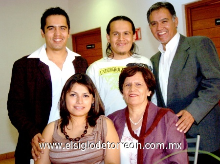 23112008
Ernesto, Ernesto Jr. y Alejandro Domínguez, Cynthia de Domínguez y Cuquis Hernández